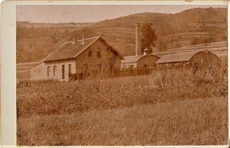 Kleine Fabrik auf der grünen Wiese: Aufnahme von 1895. (Dörken)