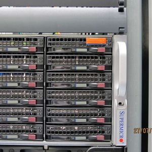 Aufbauend auf Standard-Hardware - das Supermicro-Chassis ist bewährt und kommt ohne teure Bindung an einen Speicherhersteller.