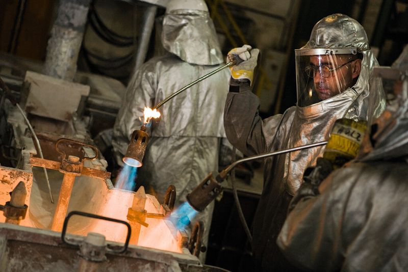 Bild 1: Die Herstellung und Bearbeitung von hochreinem Aluminium erfordert neben der entsprechenden persönlichen Schutzausrüstung (PSA) ausreichend und aufgabenspezifisch geschulte Fachkräfte. (Bild: Hydro)