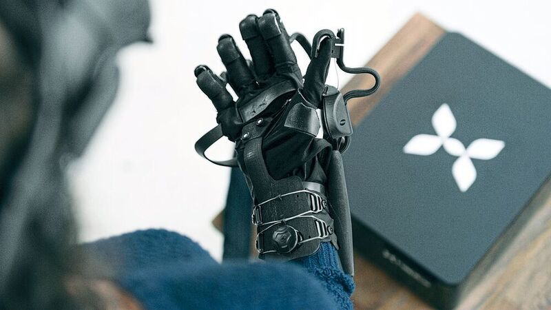 1 Der Haptx Glove besteht aus einem „smarten“ Stoff, in dem Mikrofluide und Luftpolster sowie ein Exoskelett für haptisches Feedback sorgen. (Haptx)