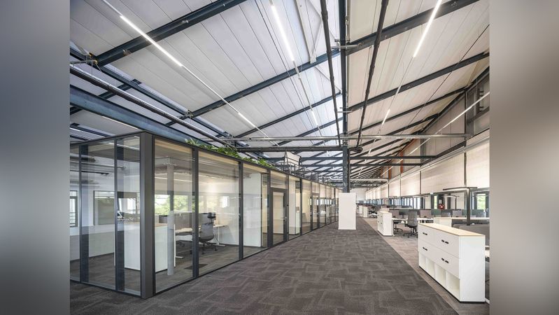 Mit Ganzglaswänden von Strähle entstand in der ehemaligen Fertigungshalle eine moderne, vielseitig nutzbare Bürolandschaft.(Bild:  Strähle © Michael Heinrich)