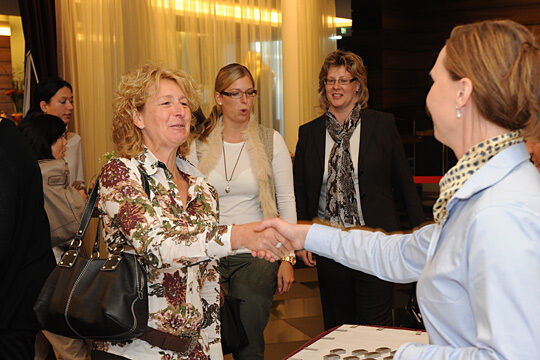Der 21. Unternehmerinnenkongress fand in Mitte Oktober in Stuttgart statt. Silke Hussy von Vogel Business Media, die schon seit vielen Jahren zum Organisationsteam gehört, begrüßte die Teilnehmerinnen.  (Archiv: Vogel Business Media)