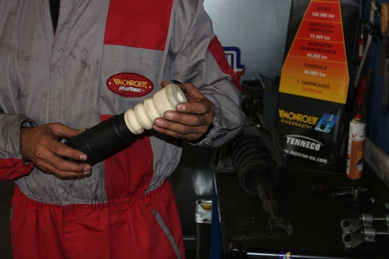 Monroe empfiehlt Werkstätten, nicht nur Stoßdämpfer, sondern auch Schutz- und Montagekits alle 20.000 Kilometer zu überprüfen und alle 100.000 Kilometer sowie bei jedem Stoßdämpferwechsel auszutauschen. (Archiv: Vogel Business Media)