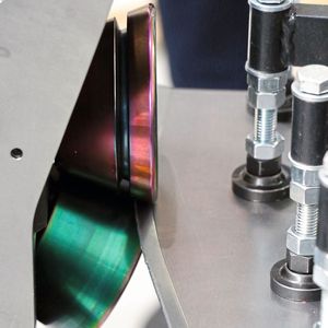 Bild 2: Roboter-Rollformen – ein optisches Messsystem erfasst die erreichte Ist-Geometrie, um so Abweichungen zu erfassen, die sich bei nachfolgenden Zyklen korrigieren lassen.(Bild:  Fraunhofer IWU)