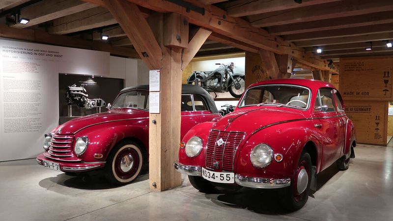 Ein Teil des Einbecker Museums widmet sich in überaus anschaulicher Art und Weise den Gemeinsamkeiten und Unterschieden von west- und ostdeutschem Fahrzeugbau in der Nachkriegszeit. (Bild: Diehl – VCG)
