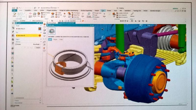 Siemens erweitert seine NX-Software um künstliche Intelligenz (KI) und maschinelles Lernen (ML). Die neuen Funktionen sind in der Lage, anstehende Schritte vorherzusehen und die Benutzeroberfläche entsprechend anzupassen. So können Anwender die Software effizienter nutzen und produktiver arbeiten. Die Möglichkeit, die Benutzeroberfläche automatisch an Bedürfnisse verschiedener Anwendertypen in unterschiedlichen Abteilungen anzupassen, führt auch zu einer höheren Akzeptanz. Das resultiert schließlich in einem qualitativ hochwertigeren, computergestützten Technologiesystem (CAx-System) und in der Abbildung eines noch stabileren digitalen Zwillings. (Siemens )