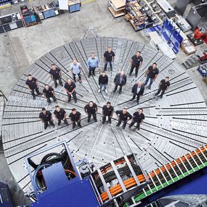 Dänischer Großauftrag: Im Aufbau befindet sich in Bielefeld eine Gantry-Portalfräsmaschine, die das kraftvolle Drehen, Fräsen und Bohren selbst von sehr großen Bauteilen aus hochfesten geschweißten Stahl- und Gusskonstruktionen ermöglicht.(Bild:  Starrag/Ralf Baumgarten)