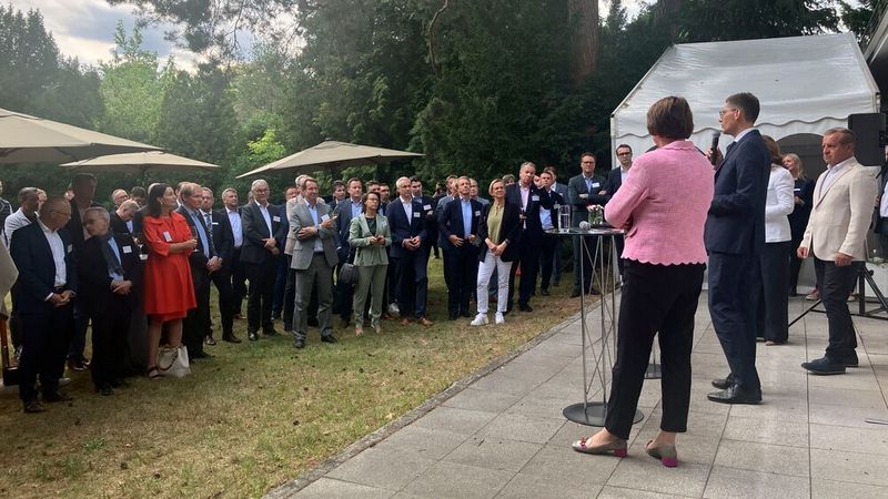 Rund 120 Gäste aus Poltik, Wirtschaft, Wissenschaft und der Automobilbranche kamen im Berliner Garten des VDIK zusammen. (Bild: Doris S. Pfaff)