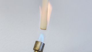 Die Forscher wollen ein tiefgreifendes Verständnis der Struktur-Eigenschaftsbeziehungen in PLA-Compounds erlangen. Im Bild: ein Kunststoff im Brennbarkeitstest. (Bild: Fraunhofer UMSICHT)