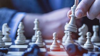 Wie sehen effektive Digitalisierungs-Roadmaps für mittelständische, industriell geprägte Unternehmen in Deutschland aus? Das weiß Dr. Fabian Kracht ganz genau. (Bild: frei lizenziert @ JESHOOTS-com / Pixabay)
