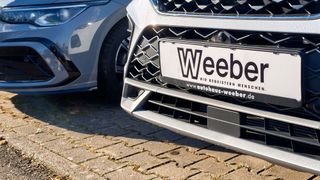 Wie werden Händler und ihr Fahrzeugbestand im KI-Zeitalter gefunden? Das Autohaus Weeber in Weil der Stadt hat ein Tool entwickelt, dass die digitale Sichtbarkeit von Händlern für KI-Chatbots analysiert. (Bild: Wehner – VCG)