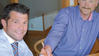 Erika Platek (li.), General Manager Schütz Nordic, und Jonas Esping (re.), General Manager All-emballage, be der Unterzeichnung des Kooperationsvertrags. (Bild: Schütz)