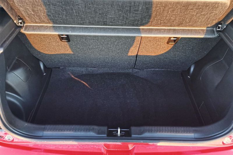Der Kofferraum bietet ausreichend Platz für Einkäufe. (Sven Prawitz/»Automobil Industrie«)