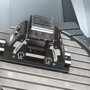Flexibel: 5-Achs-Spanner KippflexX eignen sich mit Spannbacken mit Pins zum Spannen von Rohlingen und als Niederzugsspanner für die zweite Aufspannung vorbearbeiteter Werkstücke.  (Heinrich Kipp Werk)