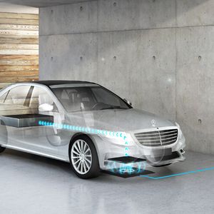 Das Laden von E-Autos und Plug-in-Hybriden soll nach dem Willen von Daimler und BMW komfortabler werden.