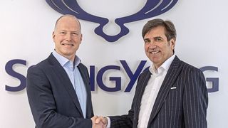 Bernd Brauer (li.), Head of Automotive Financial Services der Consors Finanz und Ulrich Mehling, Geschäftsführer bei Ssangyong Motors Deutschland  (Ssangyong)