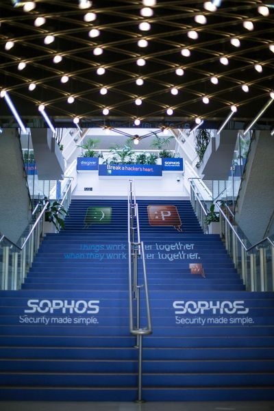 Der Palais de Festival in Cannes fest in Sophos-Branding-Hand (Bild: www.hamann.photo)