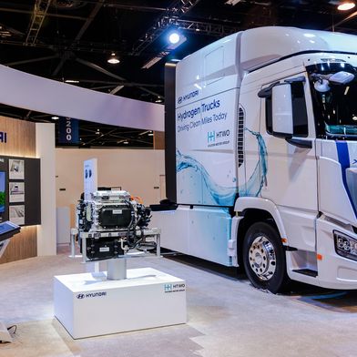 Hyundai hat auf der Messe Advanced Clean Transportation in Kalifornien den neuen Wasserstoff-Lkw Xcient vorgestellt. (Bild: Hyundai)