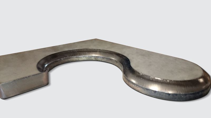 Und dieses Exemplar hier, gilt als Beleg dafür, dass ABP auch an ausgeschnittenen Aluminium- oder Edelstahlkomponenten präzise Fasen erzeugt. (Microstep)