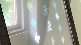 Das Smart Window soll ein präzise übertragenes Bild der Kaimauer auf dem Schiffsfenster der Steuerbrücke, versehen mit einigen Zusatzhinweisen, etwa zu Strömungsverhältnissen und Anlegemöglichkeiten, liefern können. (Bild: Fraunhofer ISIT)