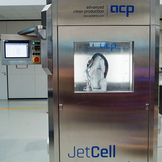 Die kompakte, reinraumgerecht ausgeführte Reinigungszelle Jetcell-HP mit trockener Quattro-Clean-Schneestrahltechnologie ermöglicht, unterschiedlichste High-Purity-Reinigungsanwendungen automatisiert durchzuführen. Die kompakte, reinraumgerecht ausgeführte Reinigungszelle Jetcell-HP mit trockener Quattro-Clean-Schneestrahltechnologie ermöglicht, unterschiedlichste High-Purity-Reinigungsanwendungen automatisiert durchzuführen.
