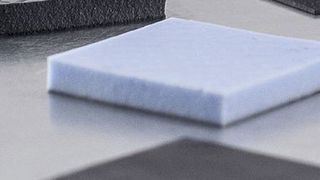 SuperThermal Wärmeleitkissen verbinden die hohe Konduktivität von Kohlefasern mit der Elastizität und den Verformungseigenschaften eines Polymers. (Bild: Aavid)