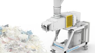 Nowe urządzenie do podawania bocznego ZSA UltraCycle firmy Krauss Maffei Extrusion umożliwia bezpośrednie i niezawodne przetwarzanie lekkich i objętościowych materiałów pochodzących z recyklingu, takich jak płatki tworzyw sztucznych i włókna, które dotychczas uznawano za trudne do podawania i nieopłacalne pod względem recyklingu. (Bild: Krauss Maffei)