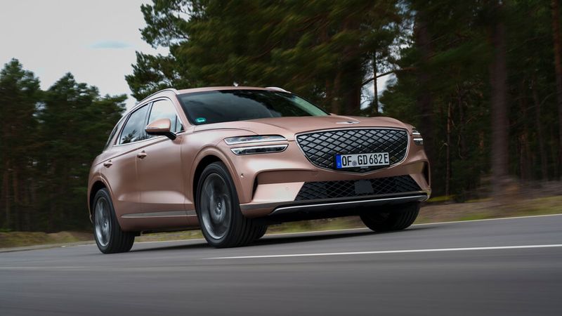 Der GV70 kommt auf 4,71 Meter Länge, ist also rund zehn Zentimeter kürzer als seine direkten Rivalen Audi Q8-E-Tron oder Mercedes EQE SUV. (Bild: Genesis)