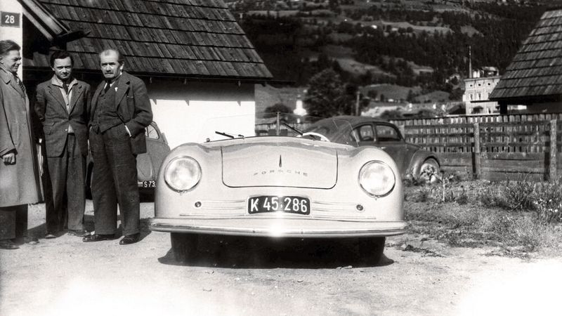 Von Anfang an dabei: Bereits die Karosserieform des ersten Porsche, des 356/1 Roadster von 1948, hatte Erwin Komenda (l.) entworfen. Hier im Bild mit Ferdinand Porsche und Sohn Ferry (v. r.).(Bild:  Porsche)