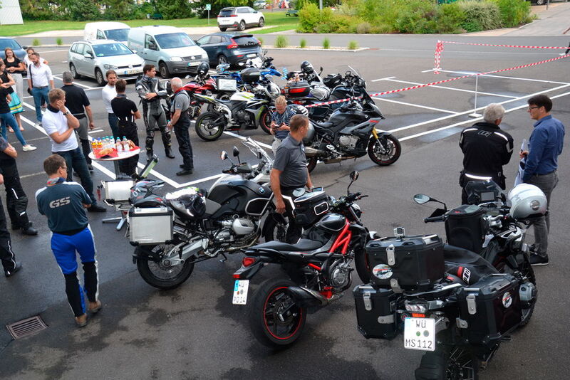 Voll aufgerödelt ist auch das Führungsfahrzeug der Motorradtour 2017, die BMW 1200 GS von Chefredakteur Stephan Maderner (im Bild vorne rechts).  (Faust / »kfz-betrieb«)