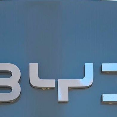 In China tobt in Sachen Elektroautos ein harter Preiskampf. Die Hauptwaffe, die man nutzt, sind Rabatte. Und mit Blick auf seine Konkurrenten Geely und Xiaomi bleibt BYD offensichtlich einmal mehr auf der Strecke ... (Bild: BYD)