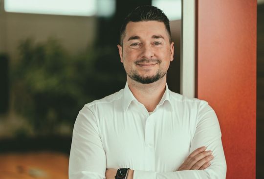 Waldemar Schaermann, Produktmanager bei Kendrion in Villingen: „Zwei Bremsen, ein System – das ist unser Ansatz. Der Motorenbauer bleibt in einem durchgängigen Baukasten. Das reduziert Fehlerquellen und schafft Freiraum in der Konstruktion.“(Bild:  Kendrion)