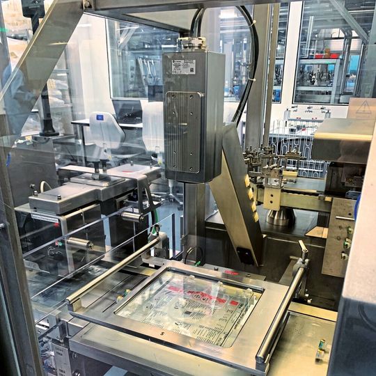 Die Kamera erfasst den Infusionsbeutel und prüft den Aufdruck. Die Kamera erfasst den Infusionsbeutel und prüft den Aufdruck.