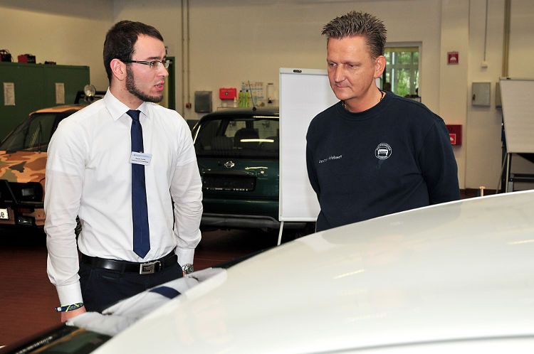 Daniel Fröhle aus Niedersachsen bei der Verkaufsberatung. (Foto: Schmidt)