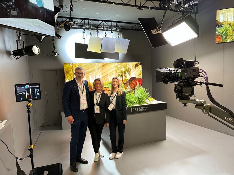 Stephanie Steen (IT-BUSINESS) mit Joachim Fischer und (r.) Noelle Giesselbach (Sony), die auch auf Virtual Production setzen. (Bild: Vogel IT-Medien)