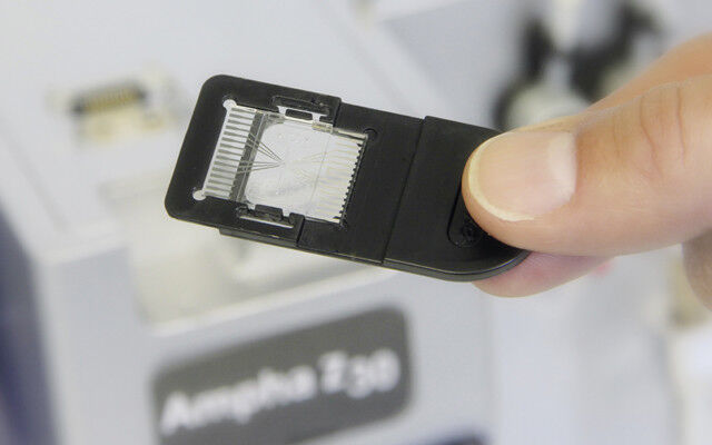Beim mikrofluidischen Chip für die impedanzbasierte Zellanalyse ... (Bild: Cicor)