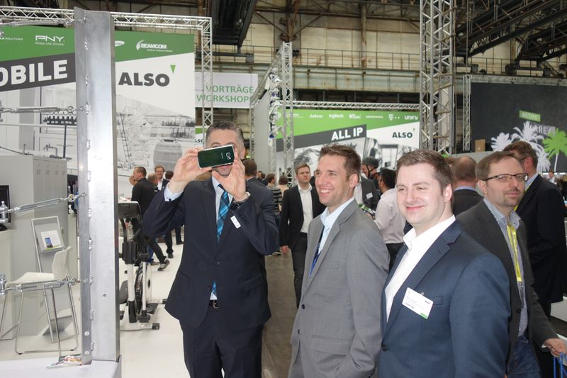 Verstecken nützt nichts Nedzad, Samsung, mit Christoph Kuner, Samsung und Danny Cagol, ALSO. (Bild: IT-BUSINESS)