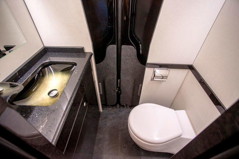 Ist eine Bar an Bord, sollte ein Wasch- und Toilettenraum nicht fehlen. Er befindet sich im Heck des rund 320.000 Euro teuren Luxusliners – freilich ohne Mehrwertsteuer. (Foto: Daimler)