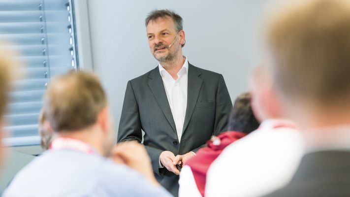 Martin Schulz, Infineon: Warum die Kühlung an MOSFETs noch wichtiger ist als an IGBTs und Einfluss parasitärer Elemente auf Leistungshalbleiter. (Stefan Bausewein)