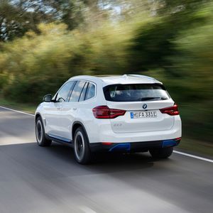 Der iX3 soll im WLTP-Zyklus mit 18,5 kWh/100 Kilometer über 20 Prozent weniger verbrauchen als seine direkten Wettbewerber.(Bild:  BMW)