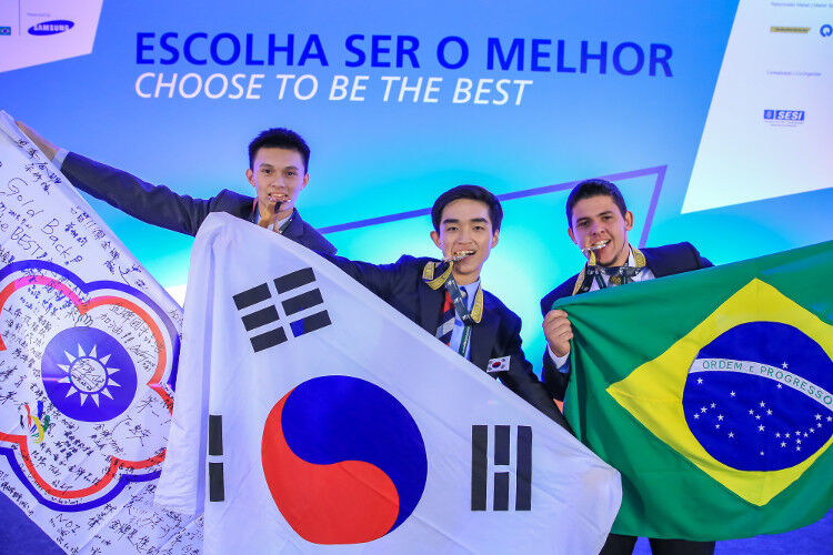 Die Meaillen holten sich am Ende der Koreaner Jeong Woo Seo (Mitte) und der Brasilianer Luis Carlos Sanches Machado (beide Gold) sowie Ping-Hao Tseng (li.) aus Taiwan. (Foto: World Skills International)