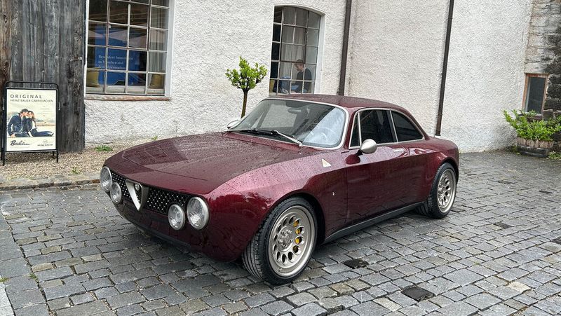 GT Super von Totem Automobili in Anlehnung an den Alfa Romeo Giulia GT. Ein 2,8 Liter großer V6-Ottomotor mit Turboaufladung überträgt maximal 700 Nm und 600 PS an die Hinterräder. (Bild: Peter Diehl)