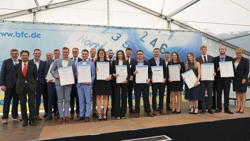 Zum Abschluss gab es klassenweise Urkunden und Zeugnisse, zunächst für die 2a. (Bild: Büttner/»kfz-betrieb«)