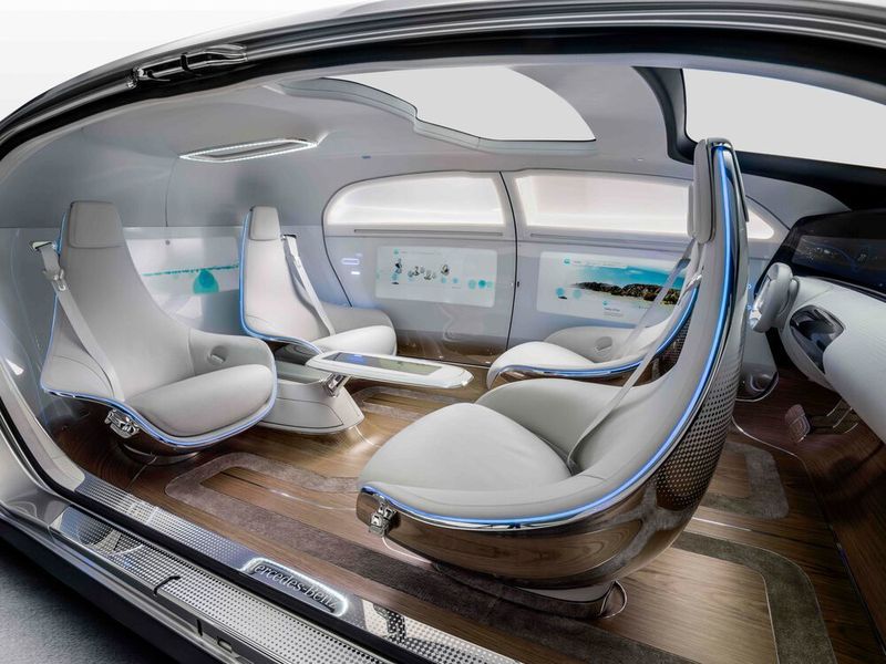 Das Fahren ohne Fahrer ermöglicht ganz neue Innenraumkonzepte – hier beim Mercedes F015.  (Daimler)