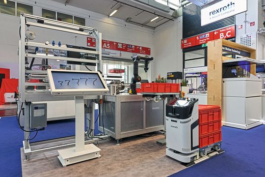 Volle Interoperabilität im täglichen Betrieb verspricht Bosch Rexroth beim Einsatz seines autonomen mobilen Roboters Active Shuttle – unter anderem durch Unterstützung der Schnittstelle VDA 5050. Volle Interoperabilität im täglichen Betrieb verspricht Bosch Rexroth beim Einsatz seines autonomen mobilen Roboters Active Shuttle – unter anderem durch Unterstützung der Schnittstelle VDA 5050.