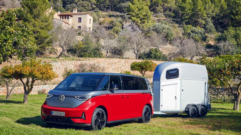 Zugfahrzeug: Der ID Buzz GTX kann bis zu 1.600 oder 1.800 Kilo an den Haken nehmen. (Bild: Uli Sonntag/VW)