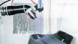 Lackierversuch mit Datenerfassung am Fraunhofer-IPA! Ein Roboter sprüht Lack auf einen Kfz-Stoßfänger aus Kunststoff. Ein Inline-Laserdetektor sowie weitere Sensoren zeichnen alles auf. Mit den Daten wurde dann eine künstliche Intelligenz (KI) trainiert. Das hat seinen Grund ... (Bild: Fraunhofer IPA / R. Bez)