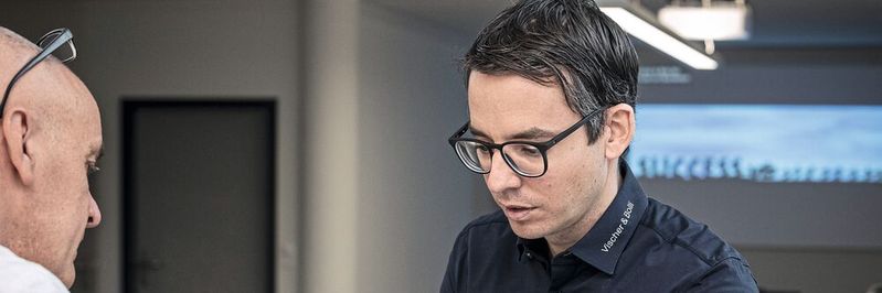 Fabian Wettstein (Geschäftsleiter Vischer & Bolli AG, re.)
im Gespräch mit Matthias Böhm
(Chefredaktor SMM). Fabian Wettstein (Geschäftsleiter Vischer & Bolli AG, re.)
im Gespräch mit Matthias Böhm
(Chefredaktor SMM).