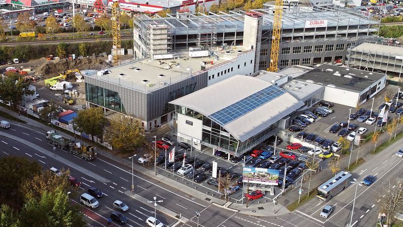 Mobilität in allen Kategorien: In der Karlsruher Gerwigstraße investiert Graf Hardenberg klassisch in Audi und VW Nutzfahrzeuge. Dazu entsteht ein Karosserie- und Lackzentrum.(Bild:  Hardenberg-Gruppe)