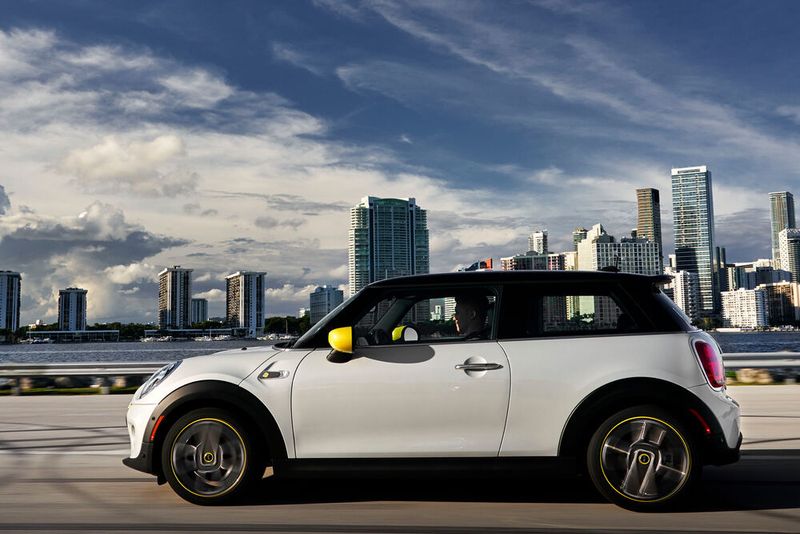 Um die 32,6 kWh-Batterien so unterzubringen, dass kein Kofferraumvolumen verloren geht, ist der Mini um 1,8 Zentimeter höher gelegt. (Mini)